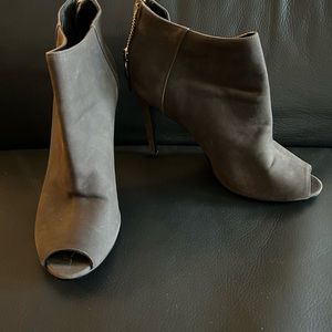 Lola Cruz grey suede peep toe ankle boots - Sz 10
